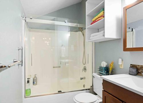 Ένα μπάνιο στο Chalet Chic! Lake and Ski Access Nearby Fish Pond