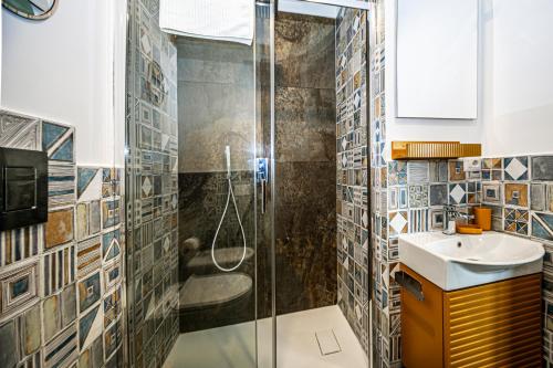 ein Badezimmer mit Dusche und Waschbecken in der Unterkunft Supernova House in Aranova