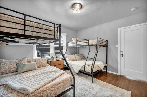 Postel nebo postele na pokoji v ubytování New-Near Midtown-HotTub-Firepit-Arlington Manor