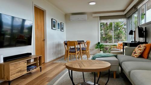 Et tv og/eller underholdning på 3 Bedroom Townhouse - Sandy Bay - Gorgeous View