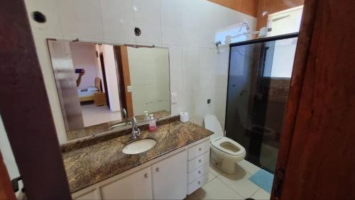 ein Badezimmer mit Waschbecken und Toilette in der Unterkunft Casa da praia pousada in Peruíbe