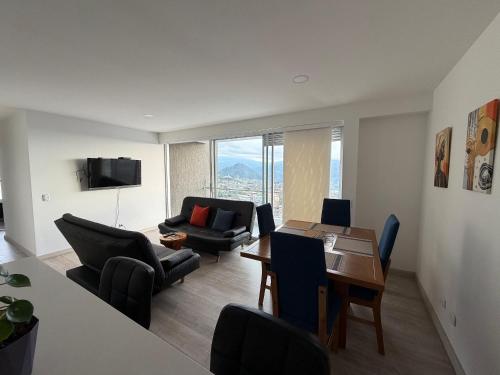 una sala de estar con una mesa y sillas en Amplio y Suntuoso - estrato 6, en Manizales