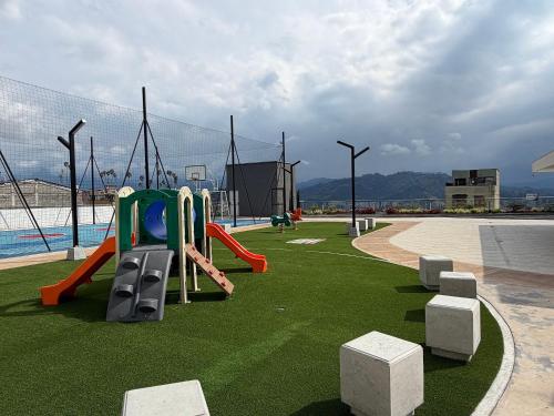 un parque con un área de juegos con tobogán en Amplio y Suntuoso - estrato 6, en Manizales