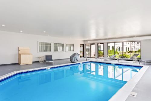 a swimming pool with blue water in a house at Spark By Hilton Oak Forest I-57 in Oak Forest