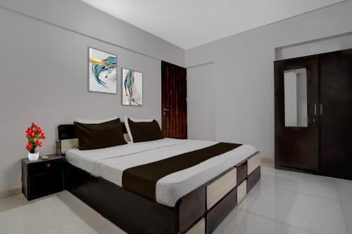 Postel nebo postele na pokoji v ubytování Collection O Magarpatta City Formerly Ekab Hospitality