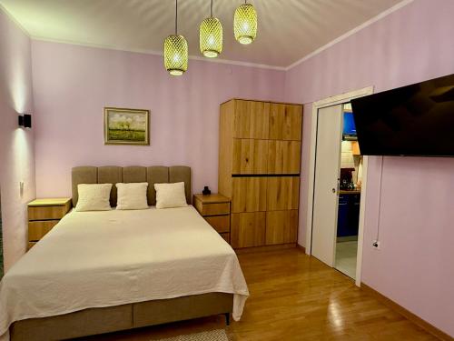 ein Schlafzimmer mit großem Bett und Flachbildfernseher in der Unterkunft Blue Horizon Studio Opatija in Opatija
