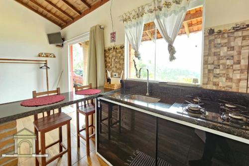 uma cozinha com pia e bancada em Chalés Vale dos Pássaros Refúgio nas montanhas em Paraty