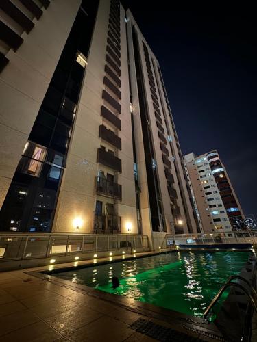 ein Schwimmbad vor einem Gebäude bei Nacht in der Unterkunft Suite Particular no Hotel S4 Águas Claras in Brasilia