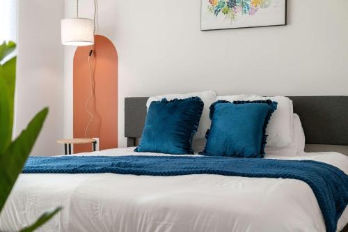 Postel nebo postele na pokoji v ubytování Riviere 2BR Apartment Pet Friendly Oasis Sleeps 6 Close to Epic Universe Pool & Gym