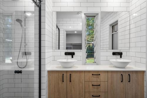 een badkamer met twee wastafels en een douche bij Golden Valley Luxury Hinterland Escape in Valdora