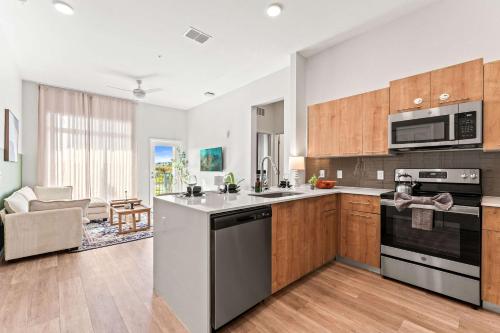 Riviere 3BR Apartment Stylish King Family Pets Friendly Pool & Gym Near Epic Universe photo 16