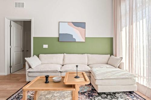 Riviere 3BR Apartment Stylish King Family Pets Friendly Pool & Gym Near Epic Universe photo 18