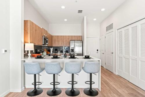 Riviere 3BR Apartment Stylish King Family Pets Friendly Pool & Gym Near Epic Universe photo 11