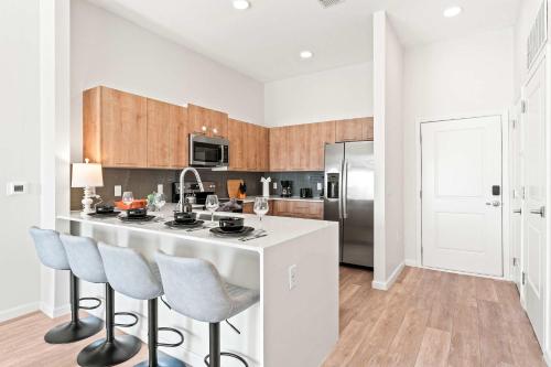 Riviere 3BR Apartment Stylish King Family Pets Friendly Pool & Gym Near Epic Universe photo 14