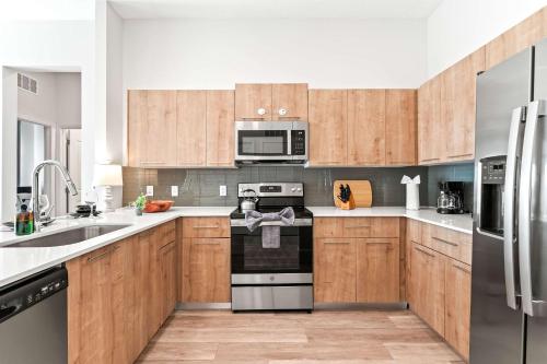 Riviere 3BR Apartment Stylish King Family Pets Friendly Pool & Gym Near Epic Universe photo 13