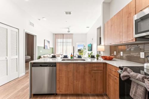 Riviere 3BR Apartment Stylish King Family Pets Friendly Pool & Gym Near Epic Universe photo 12