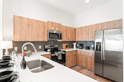 Kuchyň nebo kuchyňský kout v ubytování Riviere 3BR Apartment Stylish King Family Pets Friendly Pool & Gym Near Epic Universe
