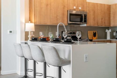 Riviere 3BR Apartment Stylish King Family Pets Friendly Pool & Gym Near Epic Universe photo 8