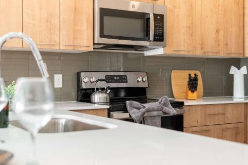 Riviere 3BR Apartment Stylish King Family Pets Friendly Pool & Gym Near Epic Universe photo 10
