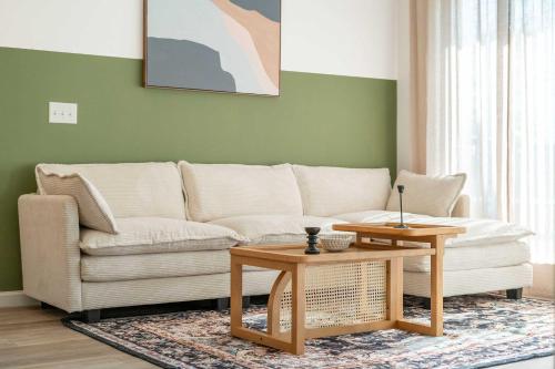 Riviere 3BR Apartment Stylish King Family Pets Friendly Pool & Gym Near Epic Universe photo 17