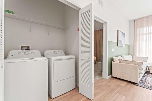 Riviere 3BR Apartment Stylish King Family Pets Friendly Pool & Gym Near Epic Universe photo 40