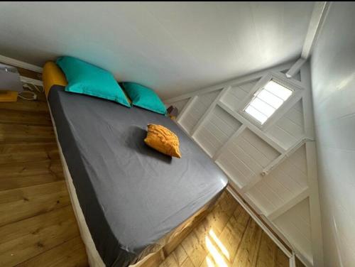 a room with a bunk bed in a attic at Le Tomaflo in Le Marin