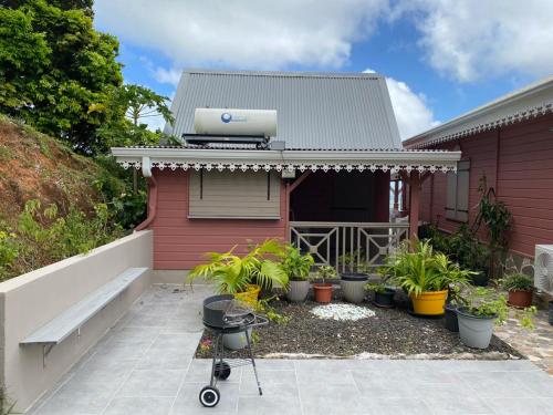 ein Haus mit einer Heizung auf dem Dach in der Unterkunft Le Tomaflo in Le Marin