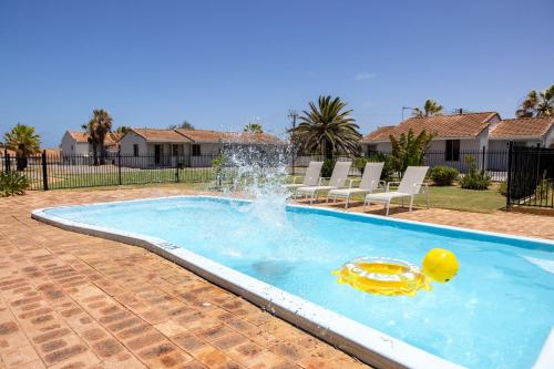 ジェラルトンにあるThe African Reefの黄色いボールと噴水のあるプール