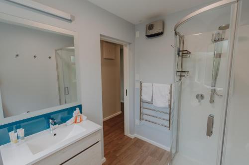 Et badeværelse på Mountain Views Beachfront Central KK0200