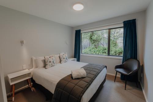 En eller flere senge i et værelse på Mountain Views Beachfront Central KK0200