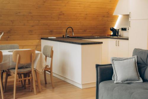 Uma área de estar em Lofty House Mountain