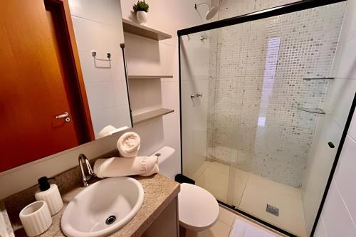 ヴィラ・ヴェーリャにあるPRAIA Mar e Sofisticação - Novo!の洗面台とシャワー付きのバスルーム