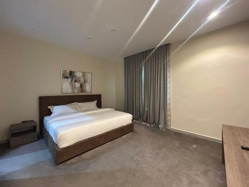 En eller flere senge i et værelse på Kana Apartments