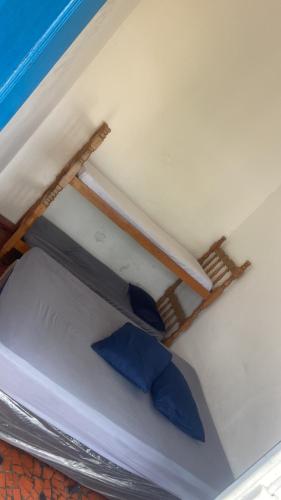 een bed in een kamer met een houten frame bij Pousada Recanto da Prainha in São Vicente