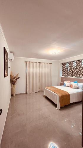 En eller flere senge i et værelse på Luxury Apart