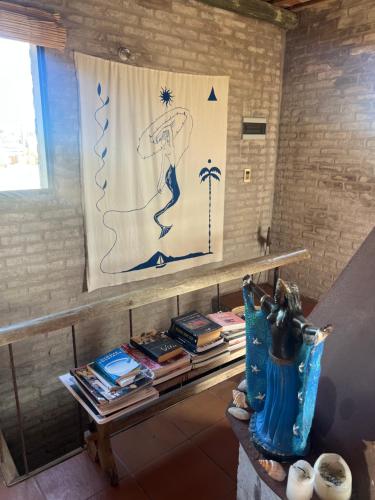 een schilderij van een persoon met een paraplu op een muur bij Castillito de la viuda casa para 5o 6 personas in Punta Del Diablo