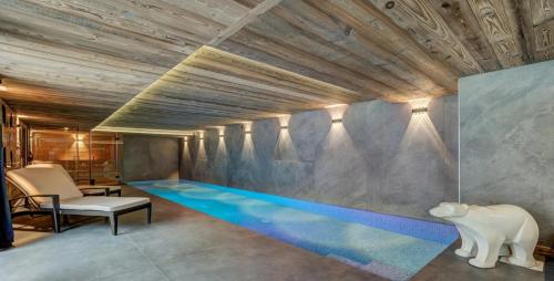 einen Pool in einem Zimmer mit Holzdecke in der Unterkunft Chalet Petit Alaska Val d Isere in Val dʼIsère