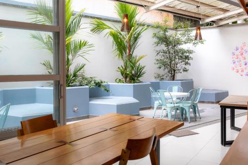 Un comedor con mesas y sillas y plantas. en Edificio Plaza U Wellness, en Pereira