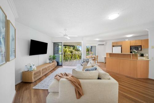 Et tv og/eller underholdning på Ocean Vista Retreat - Private Rooftop Spa by the Sea