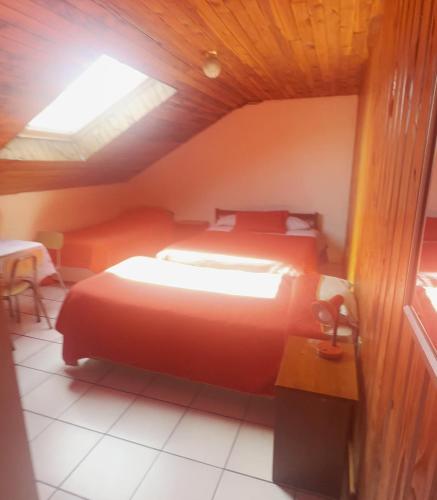 En eller flere senge i et værelse på Hostales Temuco - Plaza Dreves