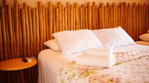 una camera da letto con un letto con due asciugamani sopra di Casa Camboa - Barrinha - Praia do Preá ad Acaraú