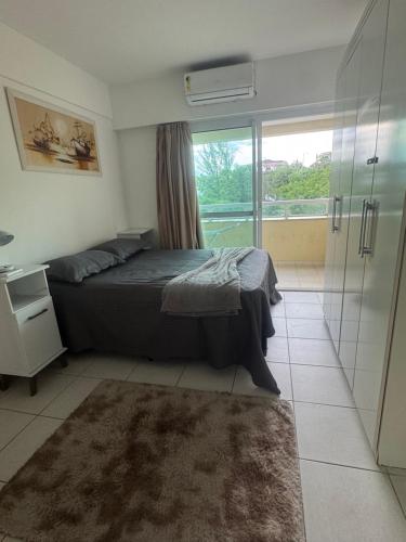 Giường trong phòng chung tại Ap na beira da praia dos cavaleiros Macaé Palace