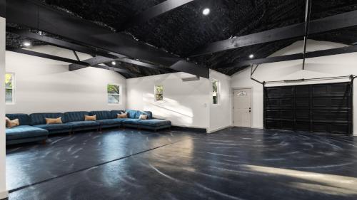 ein großes Wohnzimmer mit Sofas und eine Garage in der Unterkunft Casita W Stunning Views in The Hills