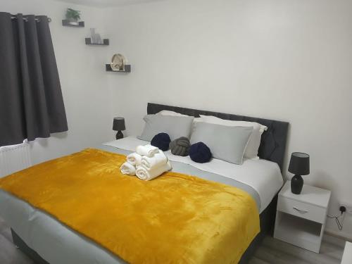 ein Schlafzimmer mit einem Bett, auf dem ein Teddybär liegt in der Unterkunft Preferred Comfort Home Thornton Heath London in Moffat
