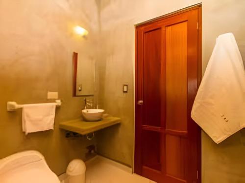 a bathroom with a toilet and a sink at Casa Arena y Mar in Los Órganos