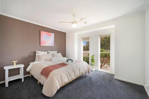 ハミルトンにあるBlue Bird Villa Hamiltonのベッドと窓のある寝室