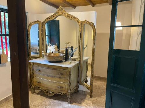 un bagno con lavandino e specchio su un comò di Hacienda La Armenia, Hotel Campestre BnB en Sopó a Sopo
