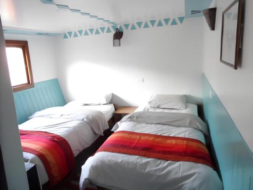 - un groupe de trois lits dans une chambre dans l'établissement Dongolah Boat Abu Simbel, à Tunqālah