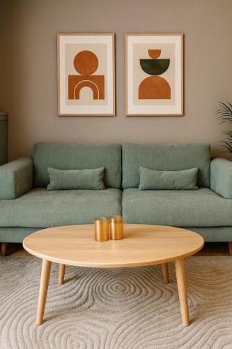 un salon avec un canapé et une table basse dans l'établissement Fresh Trendy apartment, à Stockholm