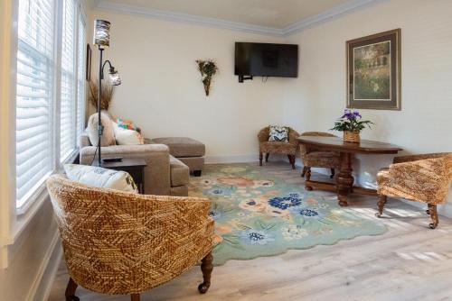 een woonkamer met een bank, een tafel en stoelen bij Mariposa Coral Home for 4 in Kerrville